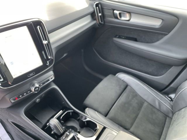 Used 2022 Volvo XC40 T5 R-Design w/ Advanced Package image 13