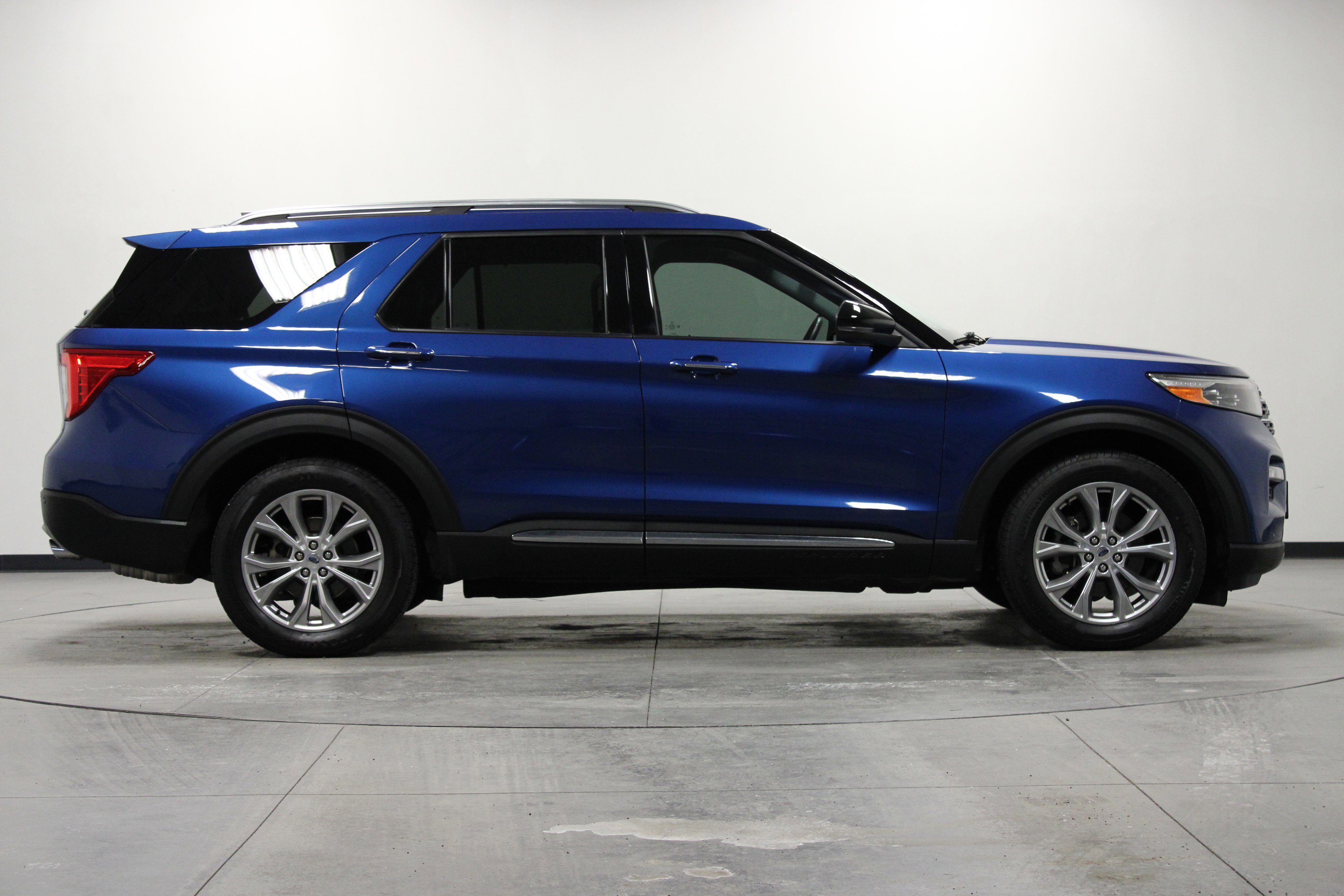 Used 2021 Ford Explorer Limited w/ Equipment Group 301A image 3