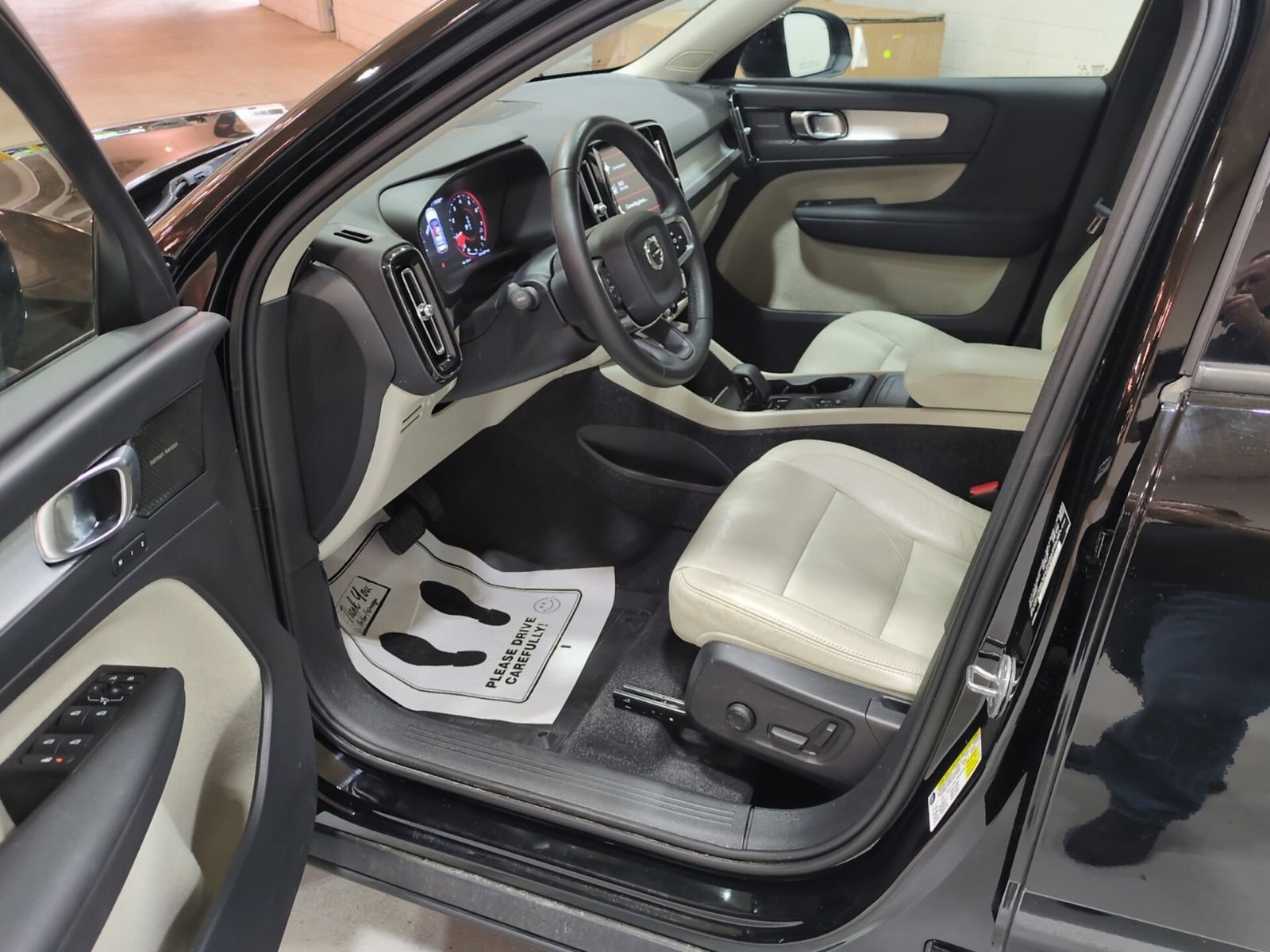 Used 2022 Volvo XC40 T5 Momentum w/ Premium Package AWD/4WD image 17