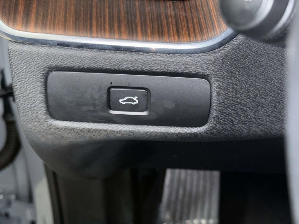 Used 2024 Volvo XC60 B5 Plus image 27
