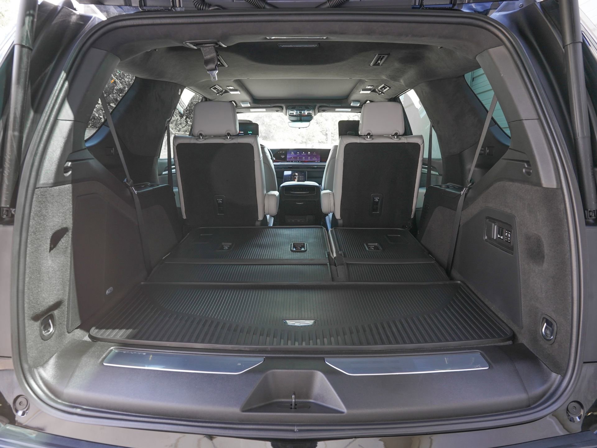 Used 2026 Cadillac Escalade V w/ LPO, ONYX Package image 11