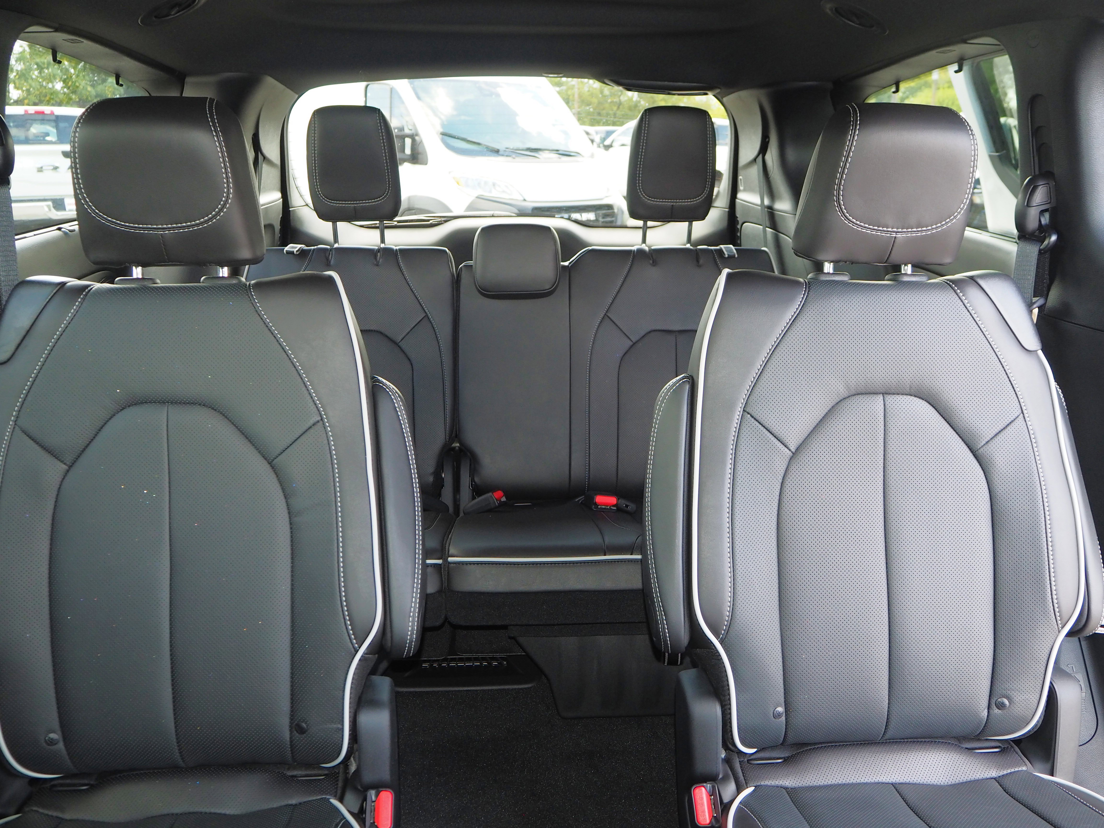 New 2026 Chrysler Pacifica Limited w/ Uconnect Theater Family Group FWD image 19