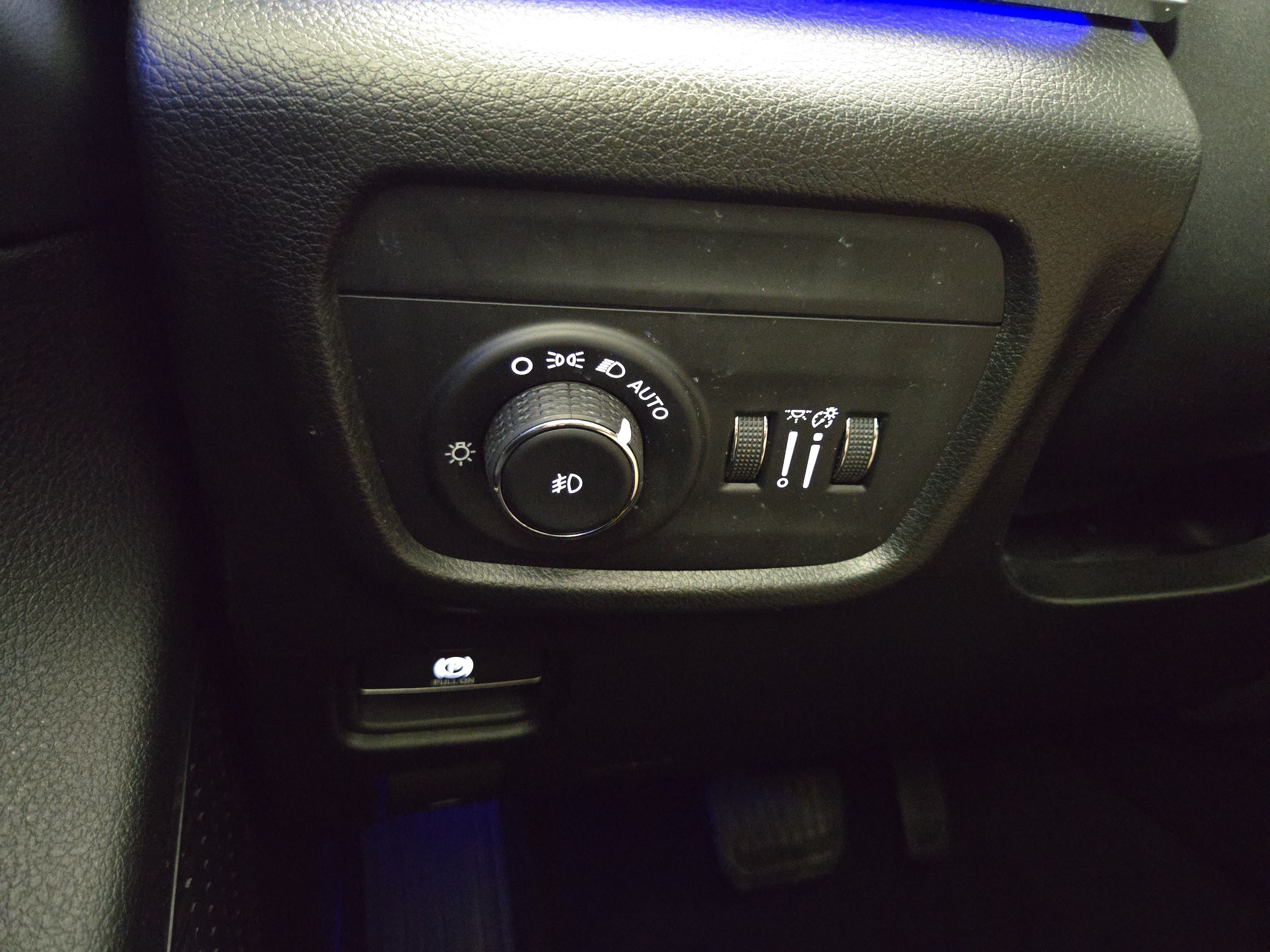 Used 2023 Jeep Grand Cherokee Overland w/ Luxury Tech Group IV AWD/4WD image 32