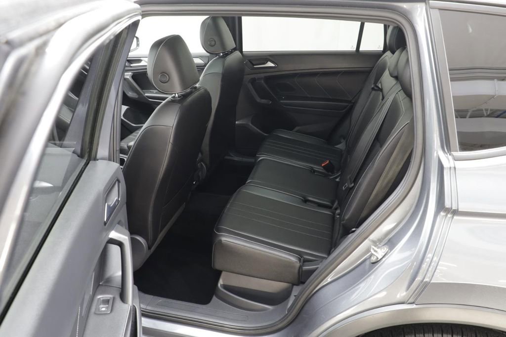 Used 2022 Volkswagen Tiguan SE R-Line AWD/4WD image 16