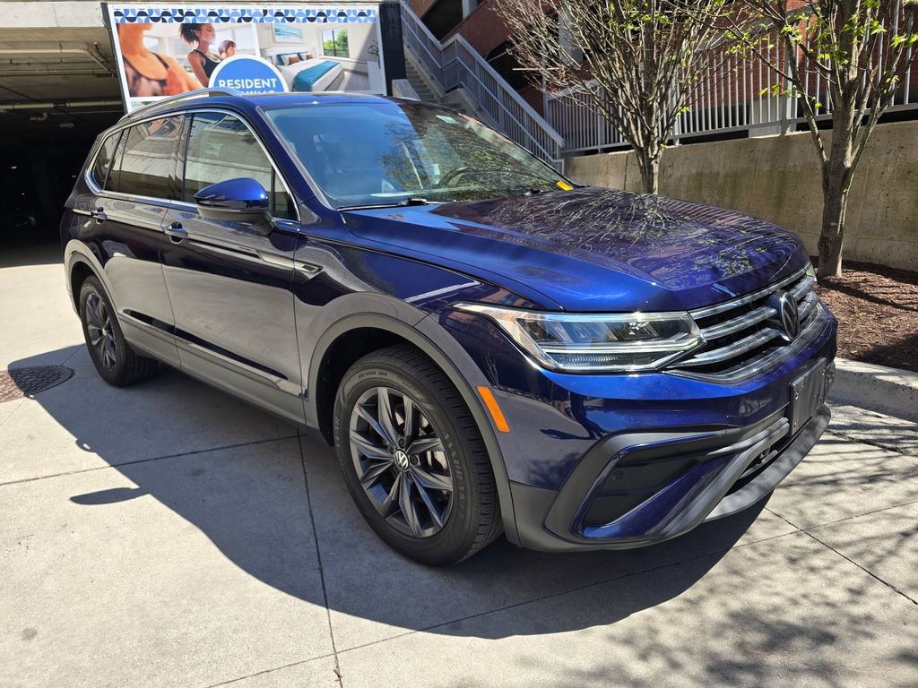 Used 2023 Volkswagen Tiguan SE w/ Panoramic Sunroof Package image 3