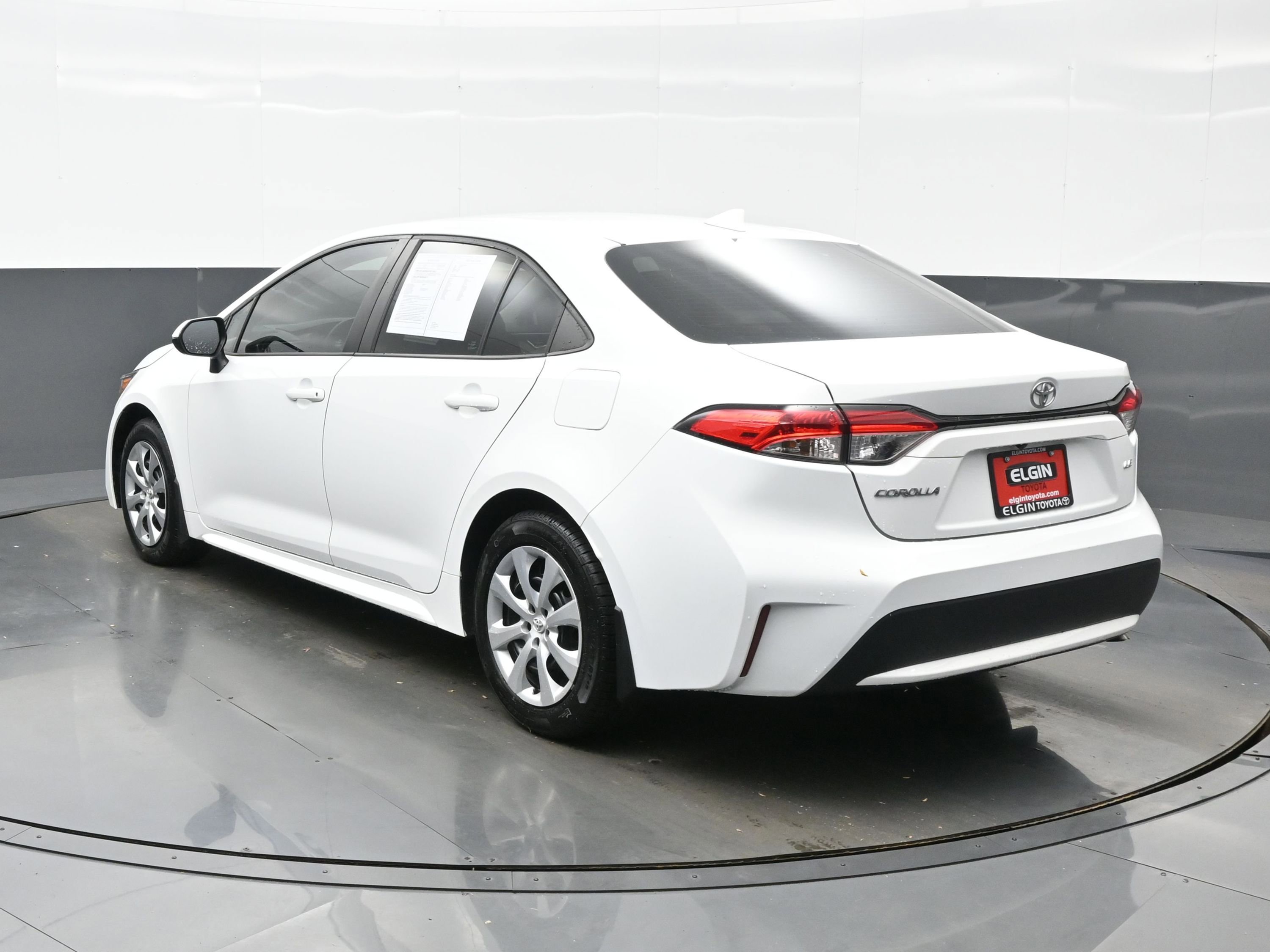 Used 2022 Toyota Corolla LE image 4