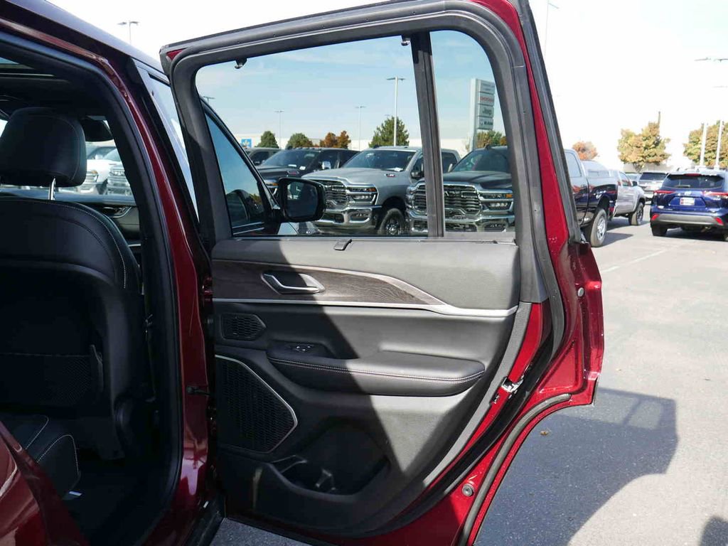 New 2025 Jeep Grand Cherokee Limited w/ Luxury Tech Group II image 21