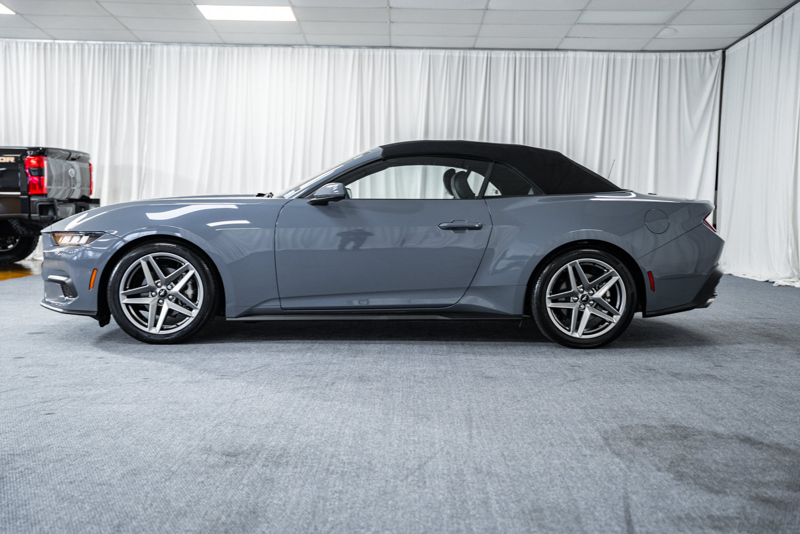 Used 2024 Ford Mustang Convertible RWD image 5
