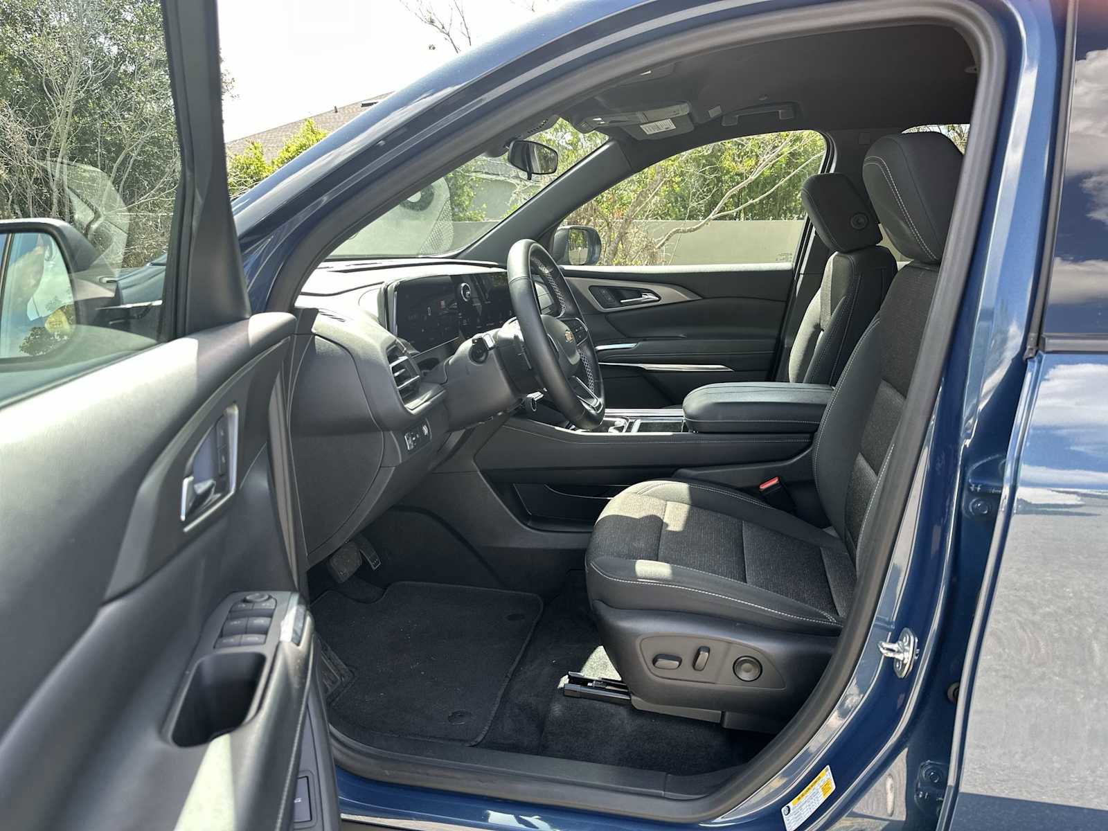 Certified 2024 Chevrolet Traverse LT FWD image 2