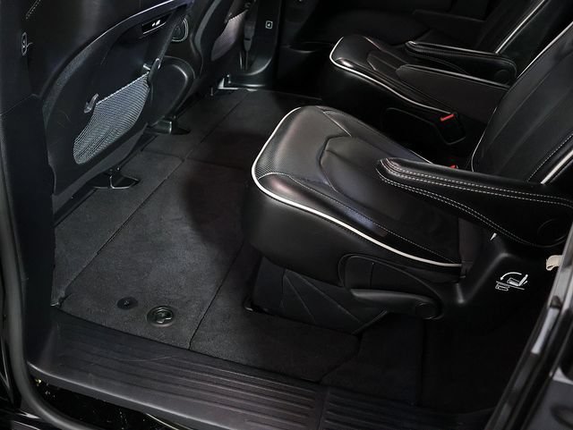 Used 2025 Chrysler Pacifica Limited FWD image 29