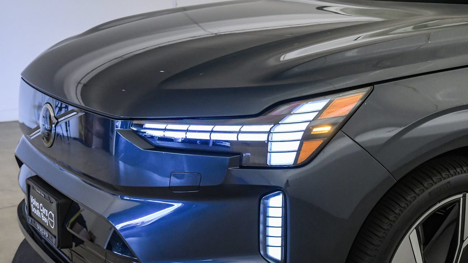 Certified 2025 Volvo EX90 Ultra AWD/4WD image 8