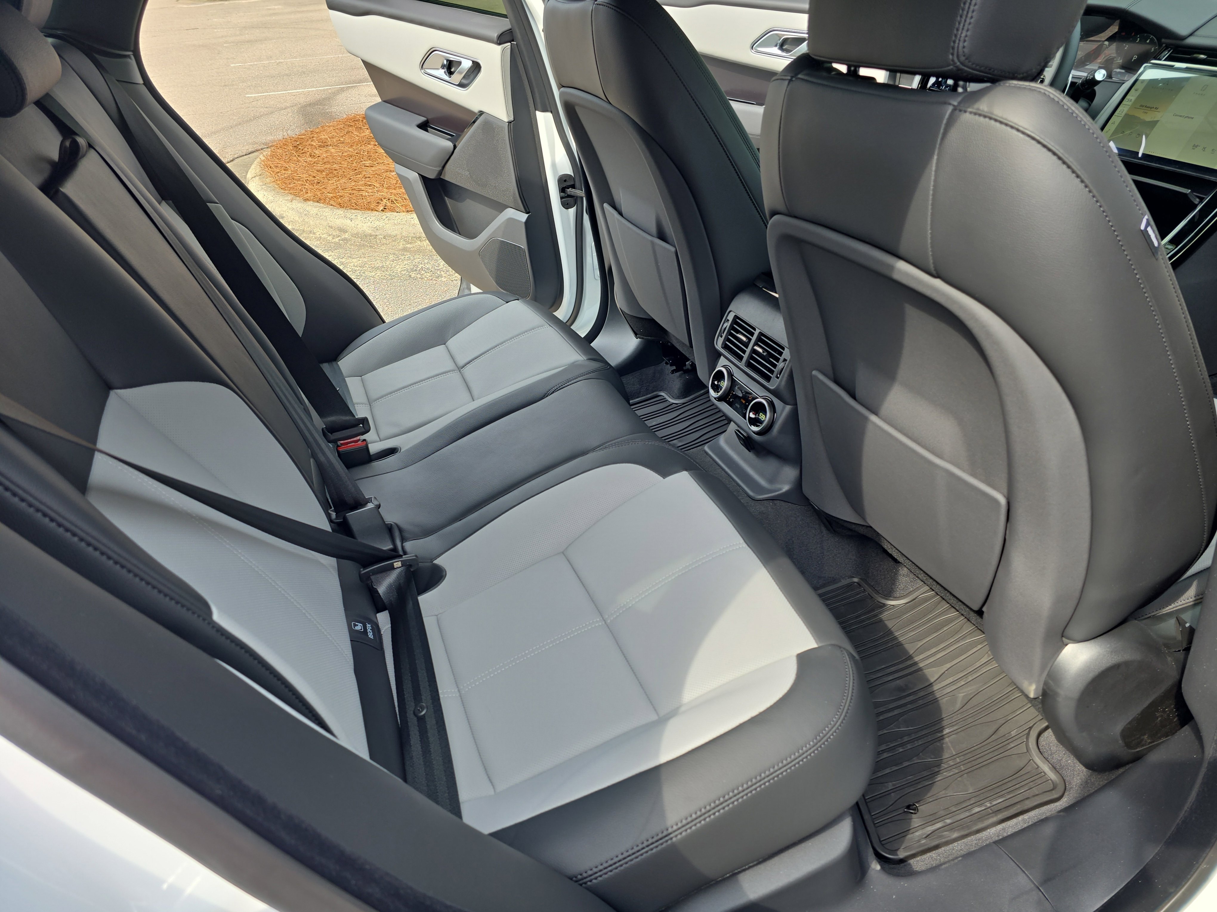 New 2026 Land Rover Range Rover Velar Dynamic SE image 11