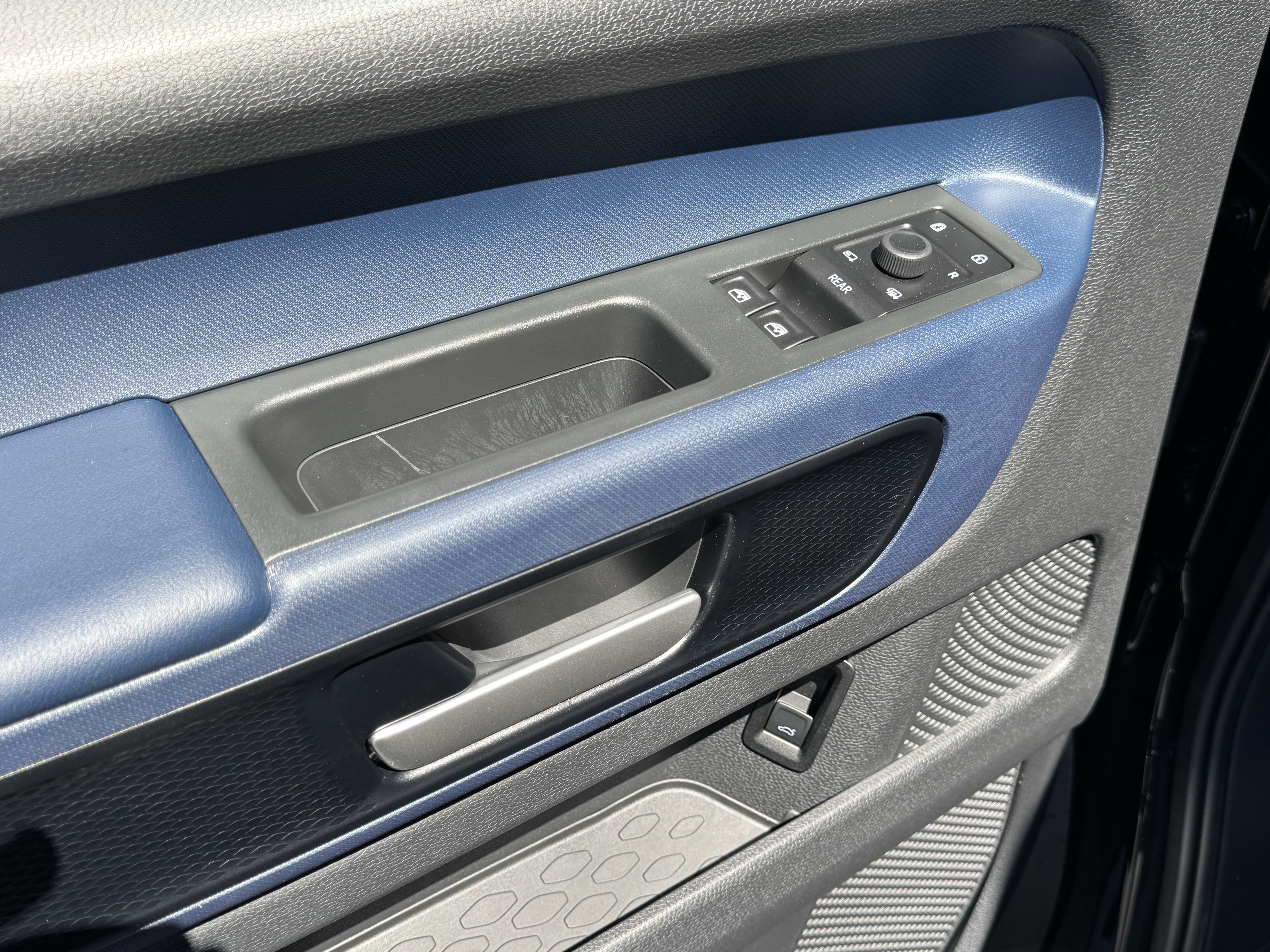 Certified 2025 Volkswagen ID. Buzz Pro S RWD image 14