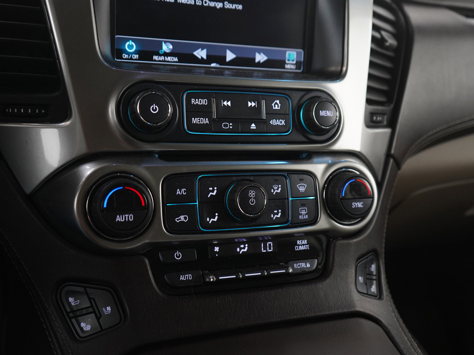 Used 2018 Chevrolet Suburban Premier AWD/4WD image 29
