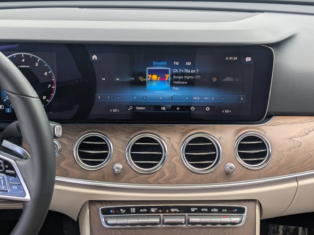 Used 2023 Mercedes-Benz E 350 4MATIC Sedan image 5