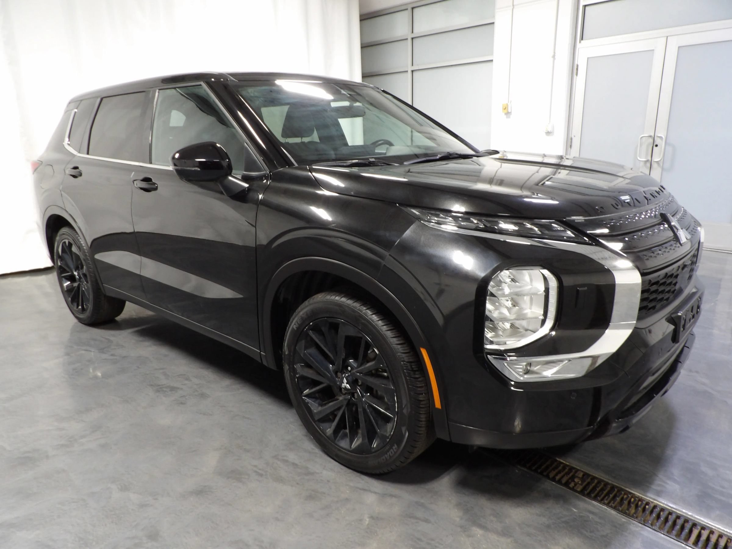 Used 2024 Mitsubishi Outlander SE Black Edition AWD/4WD image 2