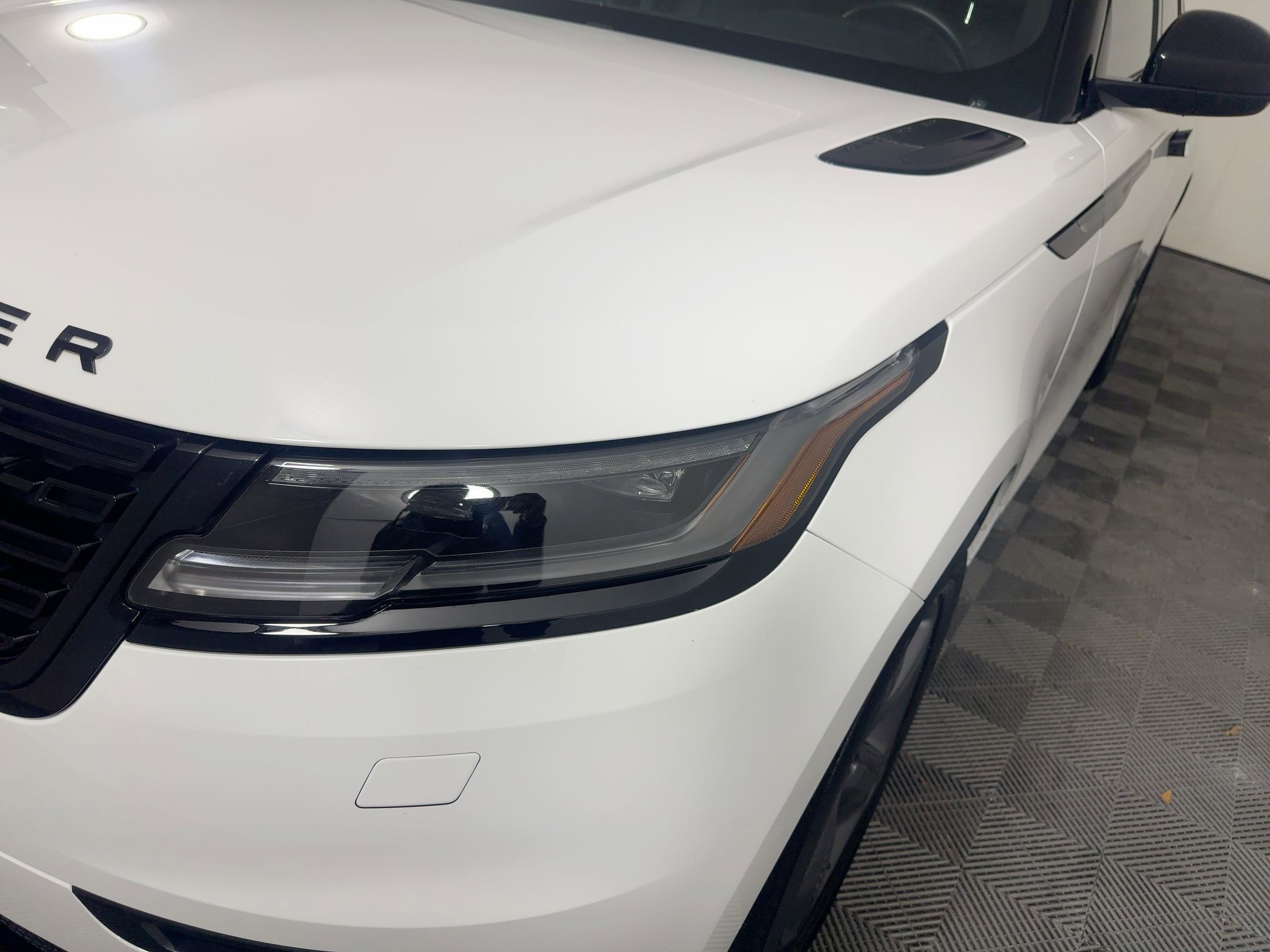 Used 2025 Land Rover Range Rover Velar Dynamic SE image 12