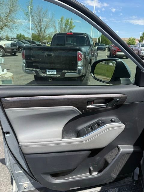 Used 2021 Toyota Highlander Limited AWD/4WD image 12