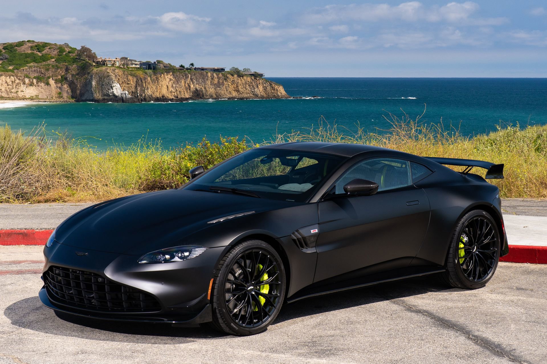 Used 2023 Aston Martin V8 Vantage Coupe RWD image 2