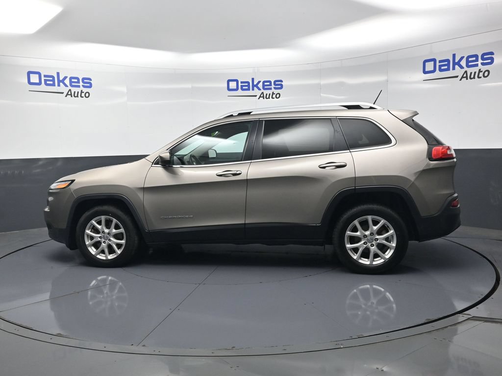 Used 2017 Jeep Cherokee Latitude w/ Cold Weather Group FWD image 4