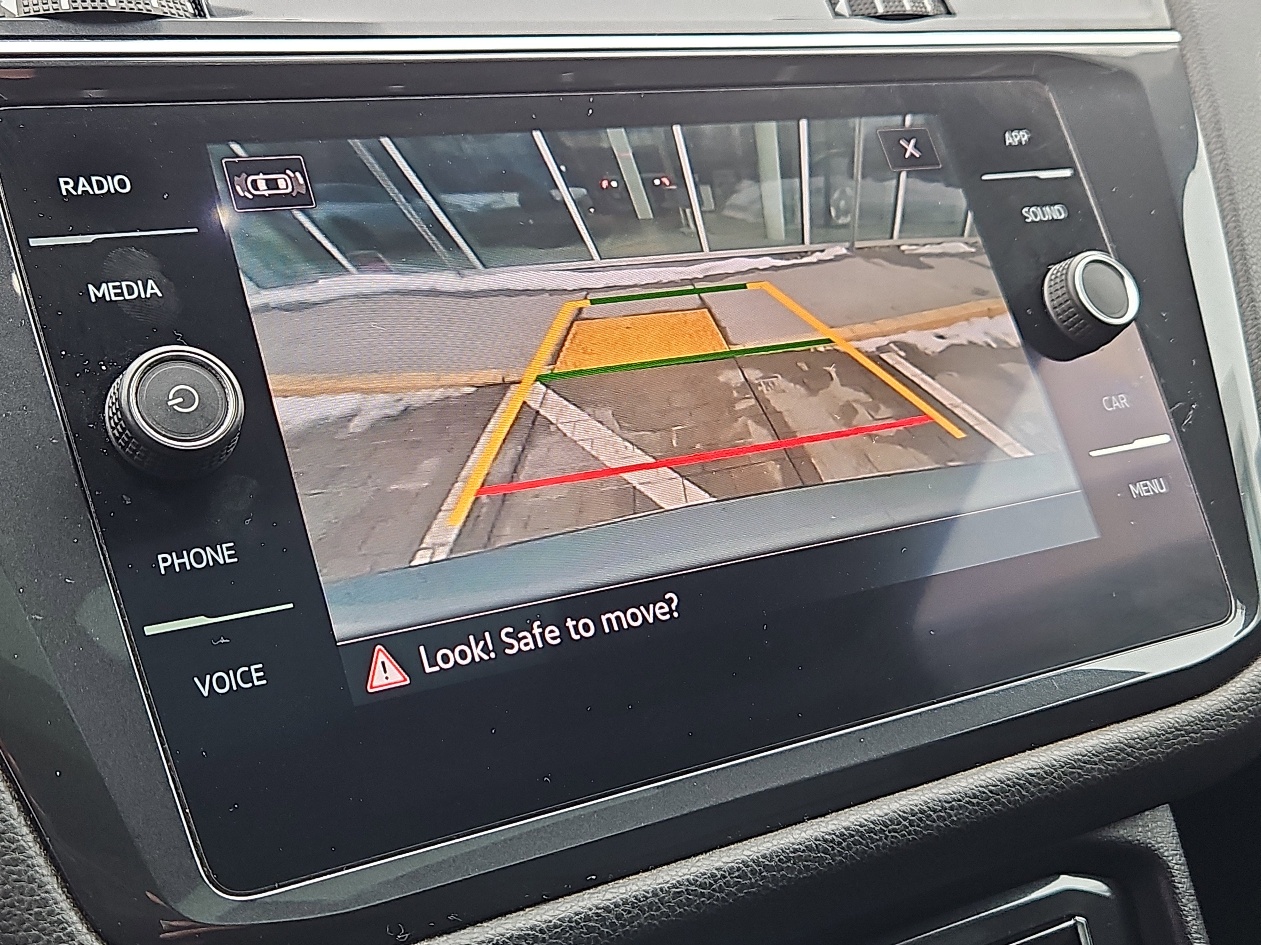 Used 2021 Volkswagen Tiguan SE w/ Panoramic Sunroof Package image 9