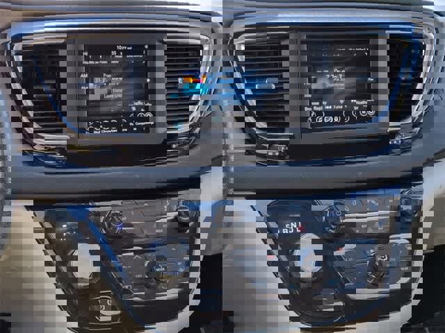 Used 2020 Chrysler Pacifica Touring image 29