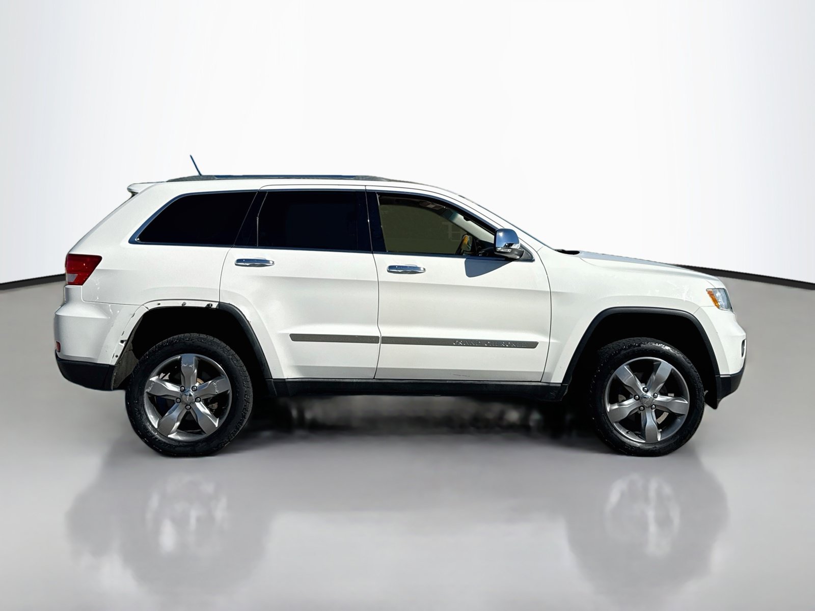 Used 2011 Jeep Grand Cherokee Overland AWD/4WD image 8