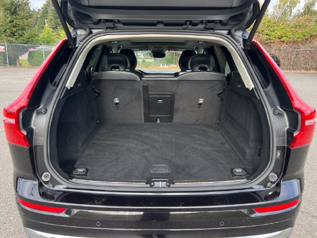 Used 2023 Volvo XC60 B5 Plus AWD/4WD image 13