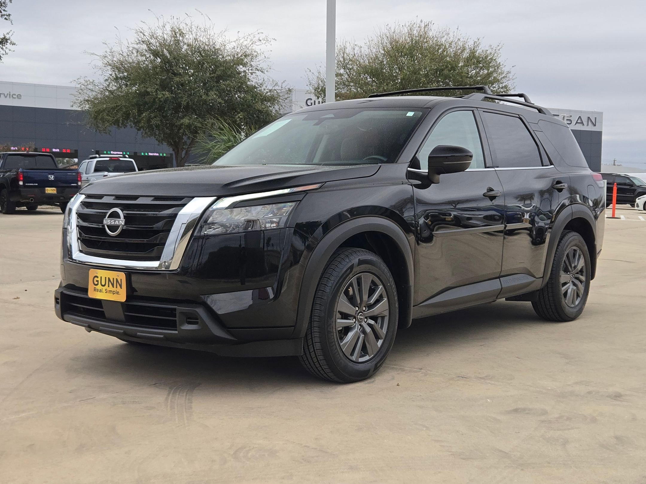 Used 2023 Nissan Pathfinder SV image 3