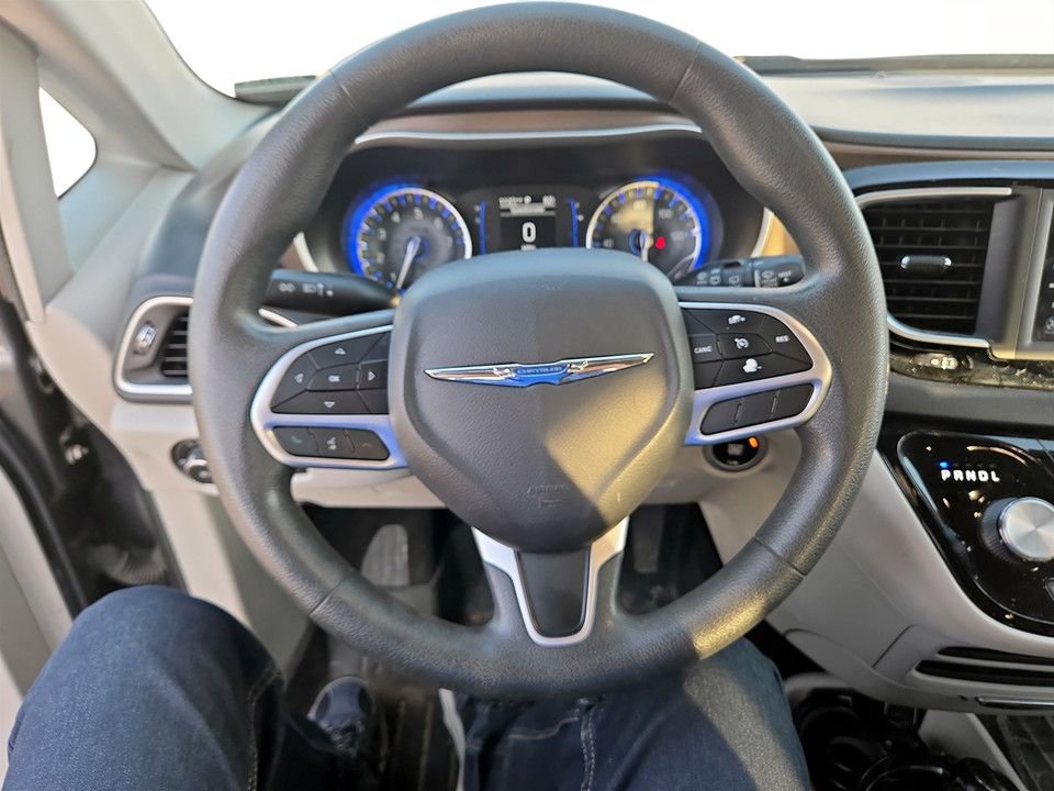 Used 2018 Chrysler Pacifica Touring Plus w/ Tire & Wheel Group FWD image 12