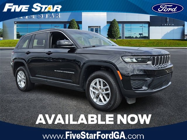 Used 2023 Jeep Grand Cherokee Laredo image 1