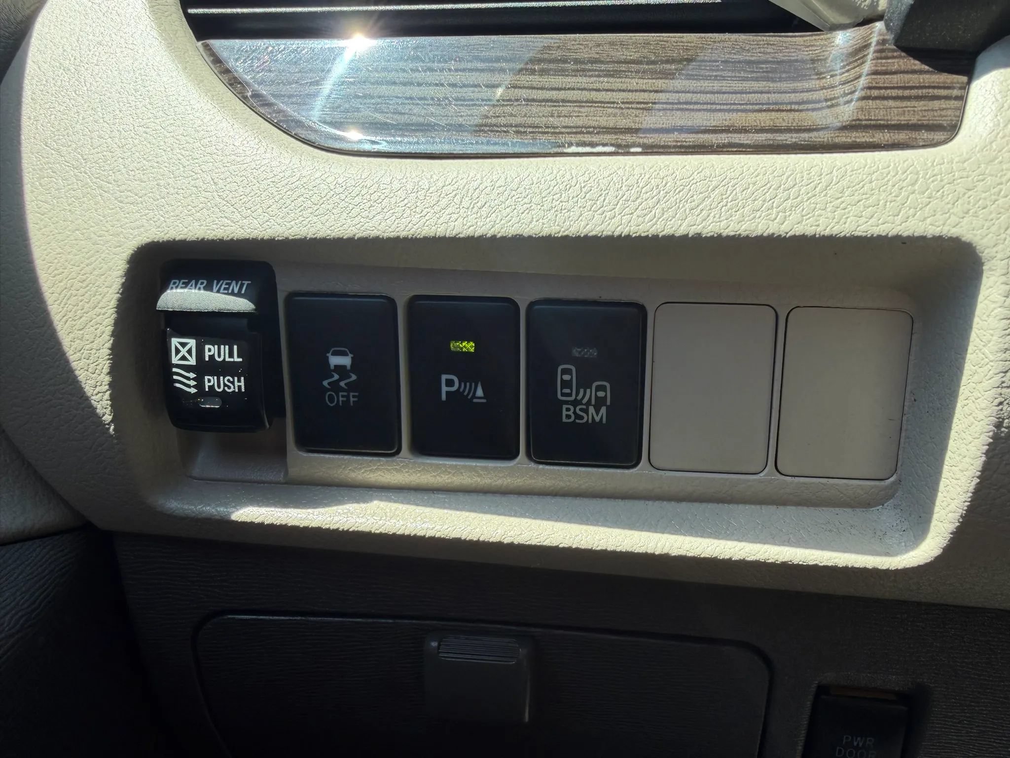 Used 2015 Toyota Sienna XLE Premium FWD image 4