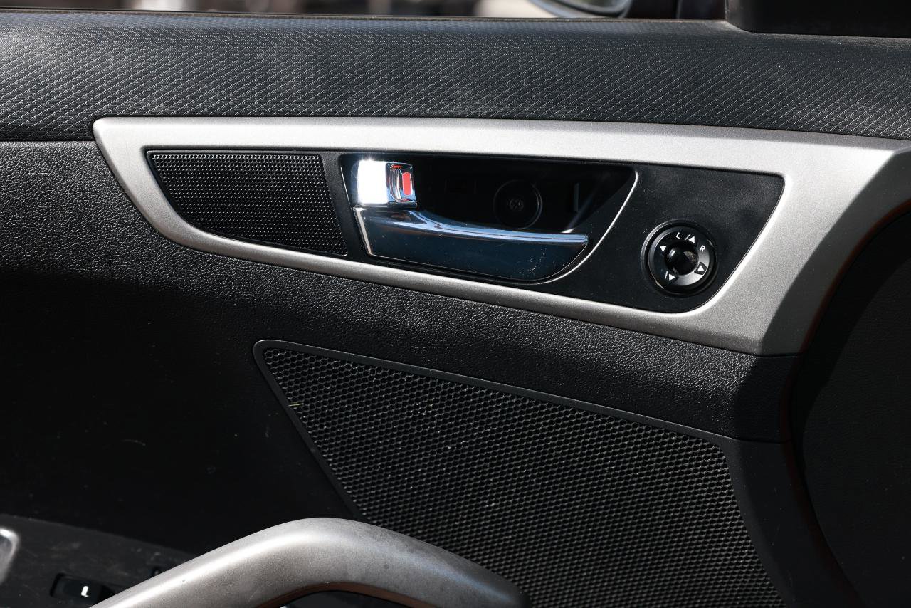 Used 2016 Hyundai Veloster FWD image 36