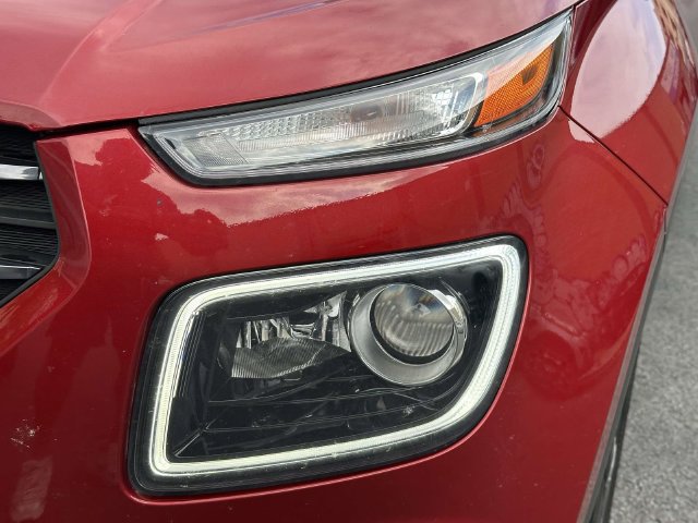 Used 2025 Hyundai Venue Limited FWD image 12
