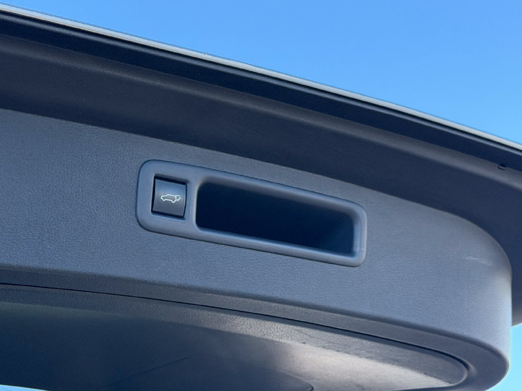 Used 2024 Toyota Highlander XLE FWD image 12