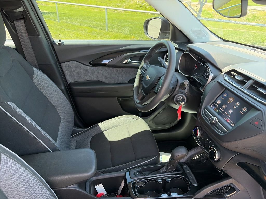 Used 2021 Chevrolet TrailBlazer LS w/ LPO, Blackout Package FWD image 29