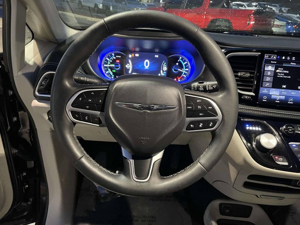 Used 2023 Chrysler Pacifica Touring-L image 25