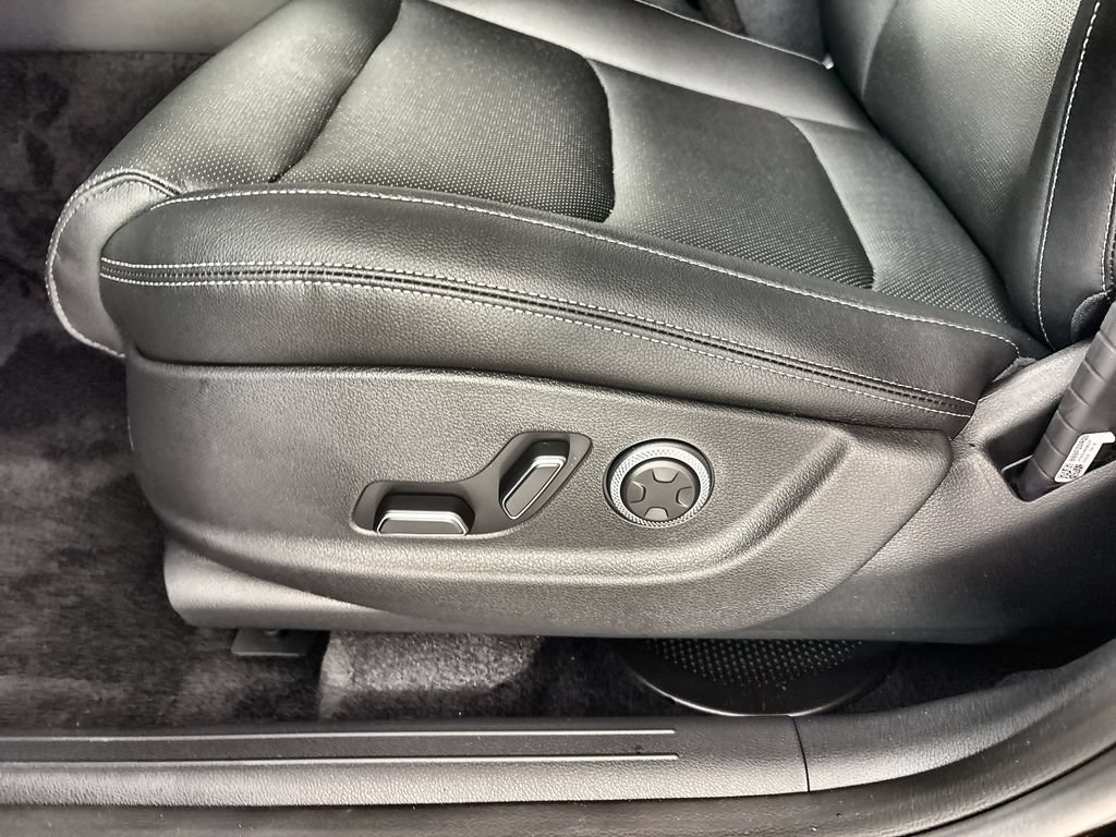 New 2026 Genesis GV70 2.5T Select AWD/4WD image 14