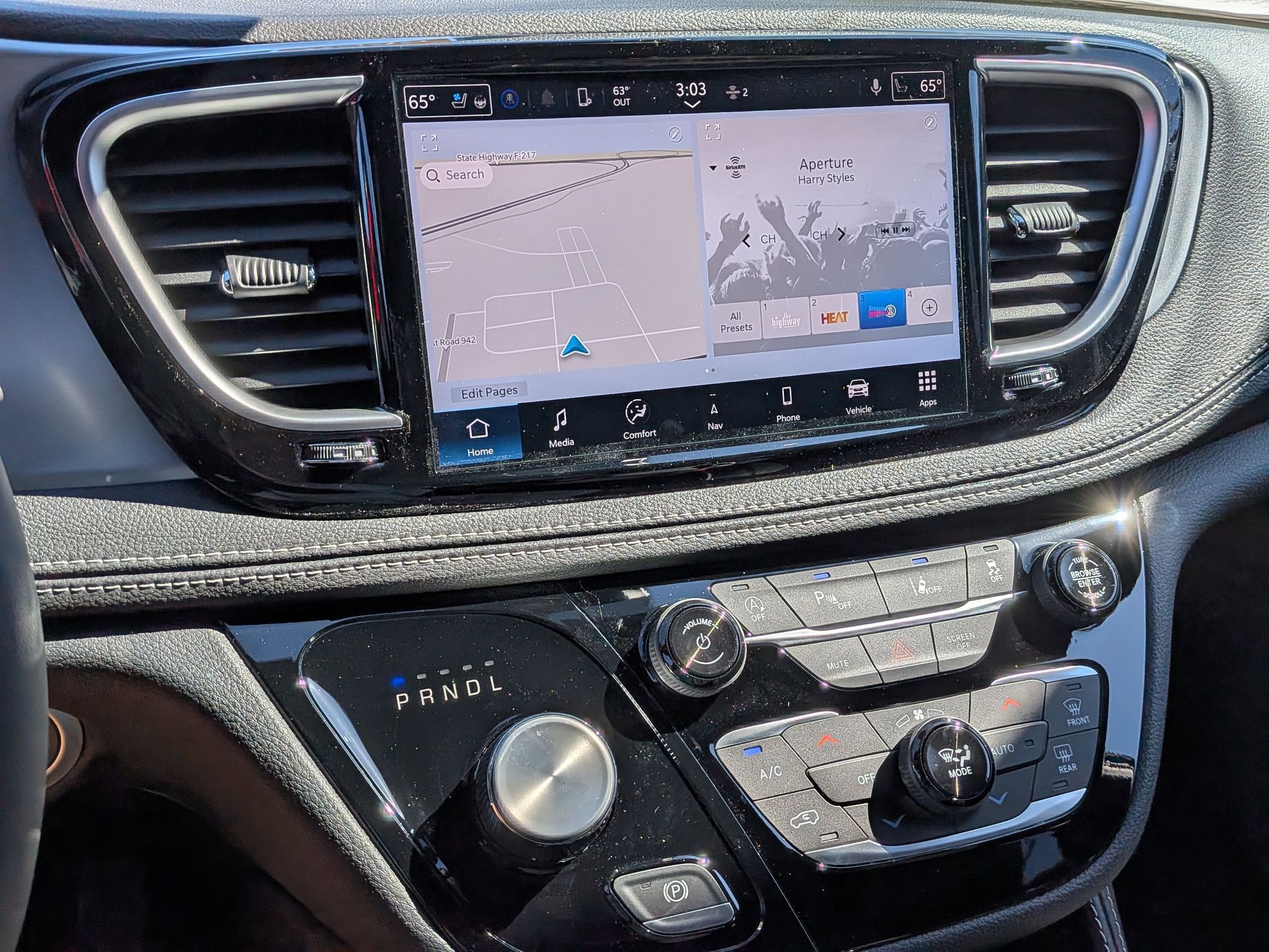 New 2026 Chrysler Pacifica Limited w/ Trailer Tow Group image 11