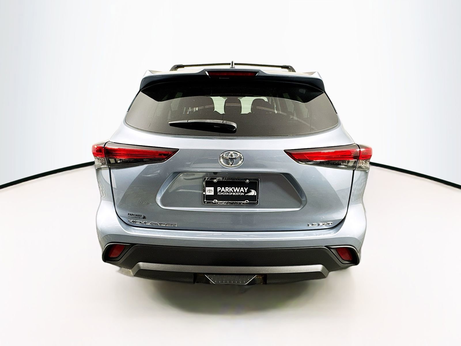 Used 2022 Toyota Highlander LE AWD/4WD image 6