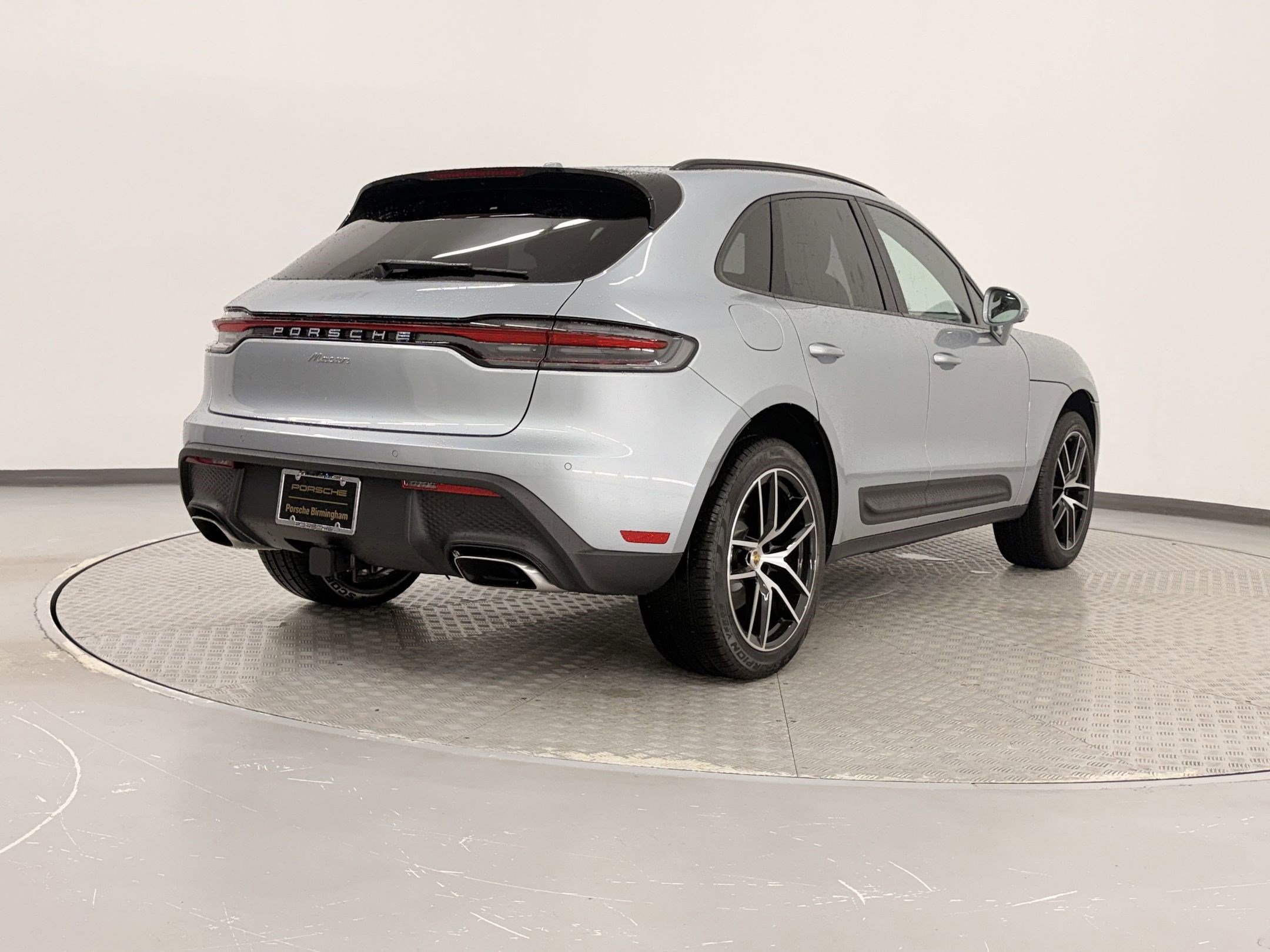 Certified 2025 Porsche Macan image 9