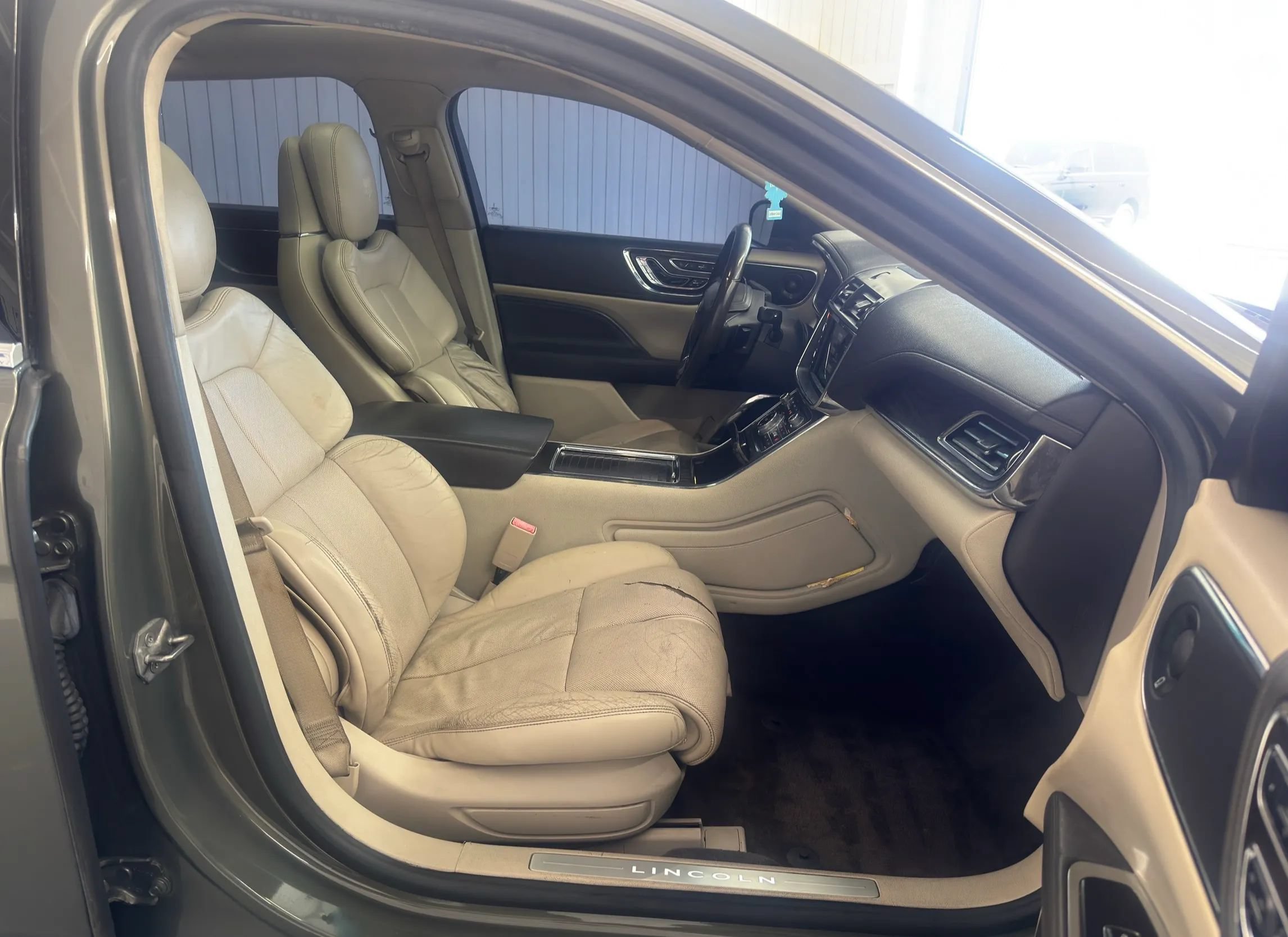 Used 2017 Lincoln Continental Select w/ Technology Package FWD image 10