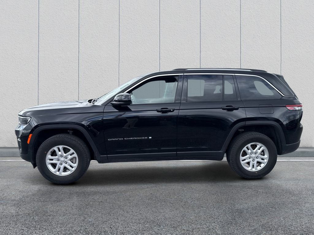 Used 2023 Jeep Grand Cherokee Laredo image 4