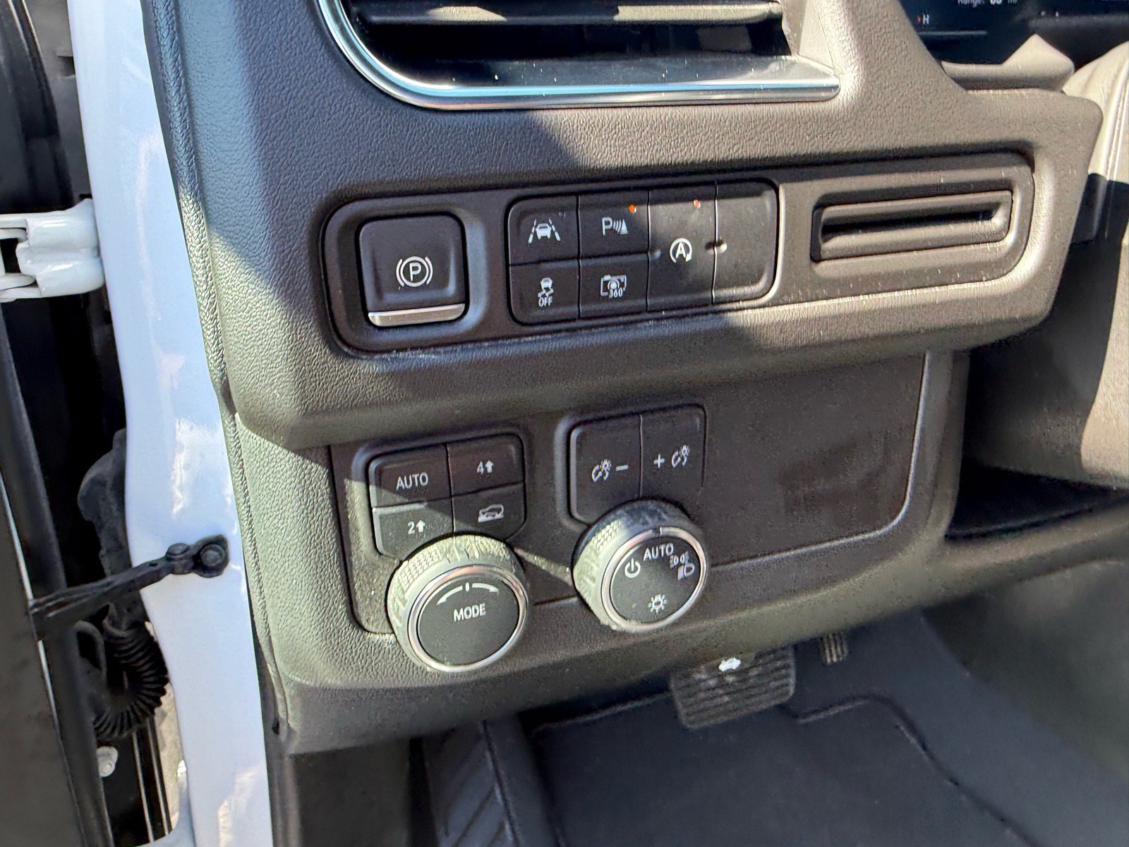 Used 2024 Chevrolet Tahoe LT w/ LT Signature Plus Package AWD/4WD image 24