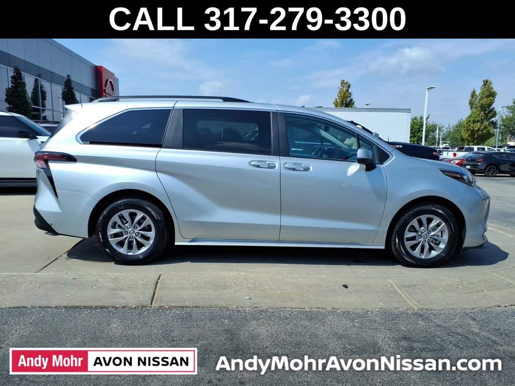 Used 2025 Toyota Sienna XLE FWD image 10