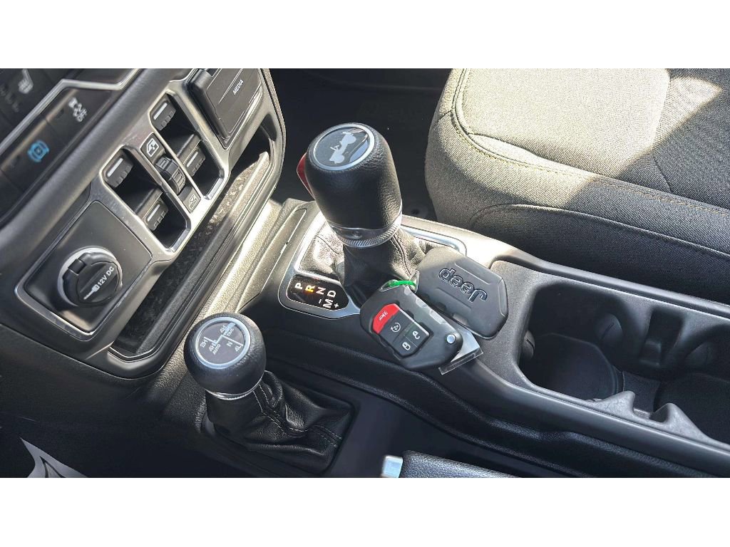 Used 2025 Jeep Wrangler Unlimited Sahara w/ Safety Group AWD/4WD image 28