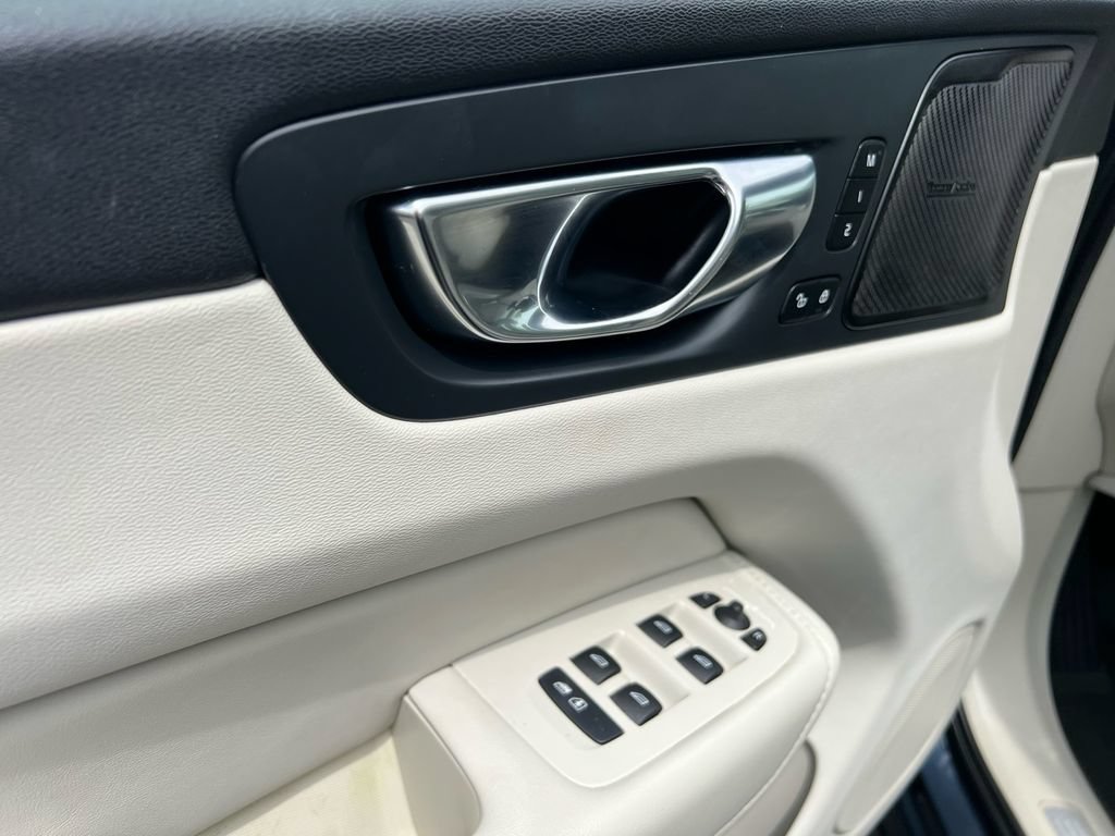 Certified 2023 Volvo XC60 B6 Ultimate w/ Protection Package Premier AWD/4WD image 9