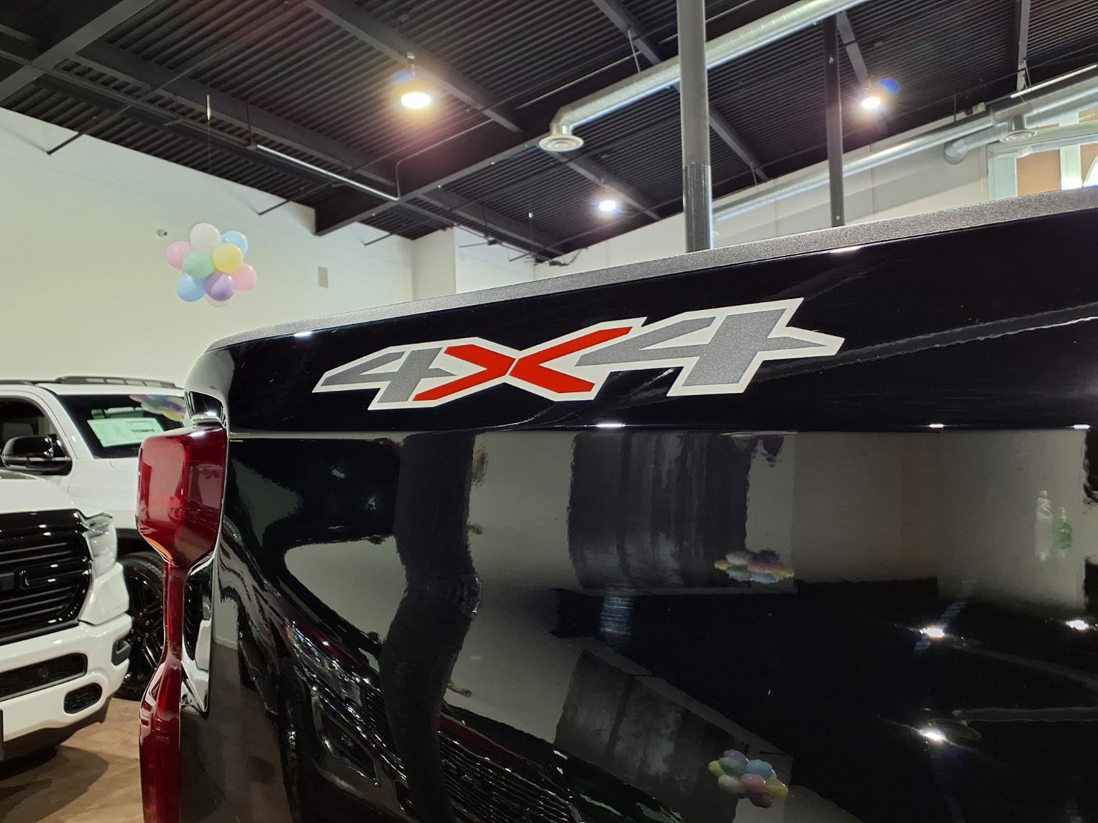 Used 2022 Chevrolet Silverado 1500 LT AWD/4WD image 9