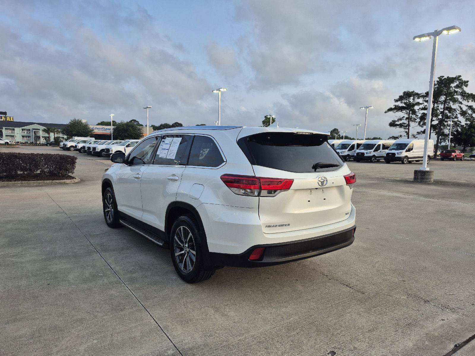 Used 2019 Toyota Highlander XLE FWD image 18