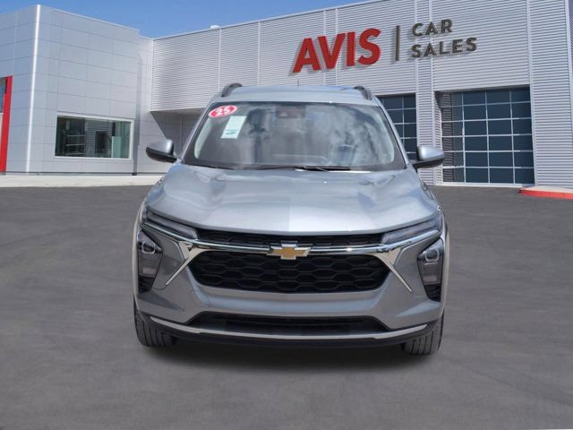 Used 2025 Chevrolet Trax LT w/ LT Convenience Package FWD image 2